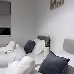 2-Bedroom 1-Bathroom Apartment Sheffield, Sleeps Up To 4, 1-Double Bed 2-Single Beds Open Plan Kitchen With Dining Area And Lounge