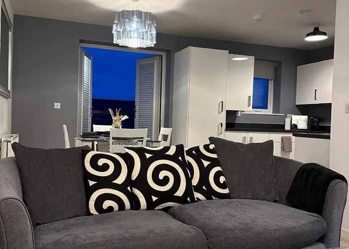 2-Bedroom 1-Bathroom Apartment Sheffield, Sleeps Up To 4, 1-Double Bed 2-Single Beds Open Plan Kitchen With Dining Area And Lounge