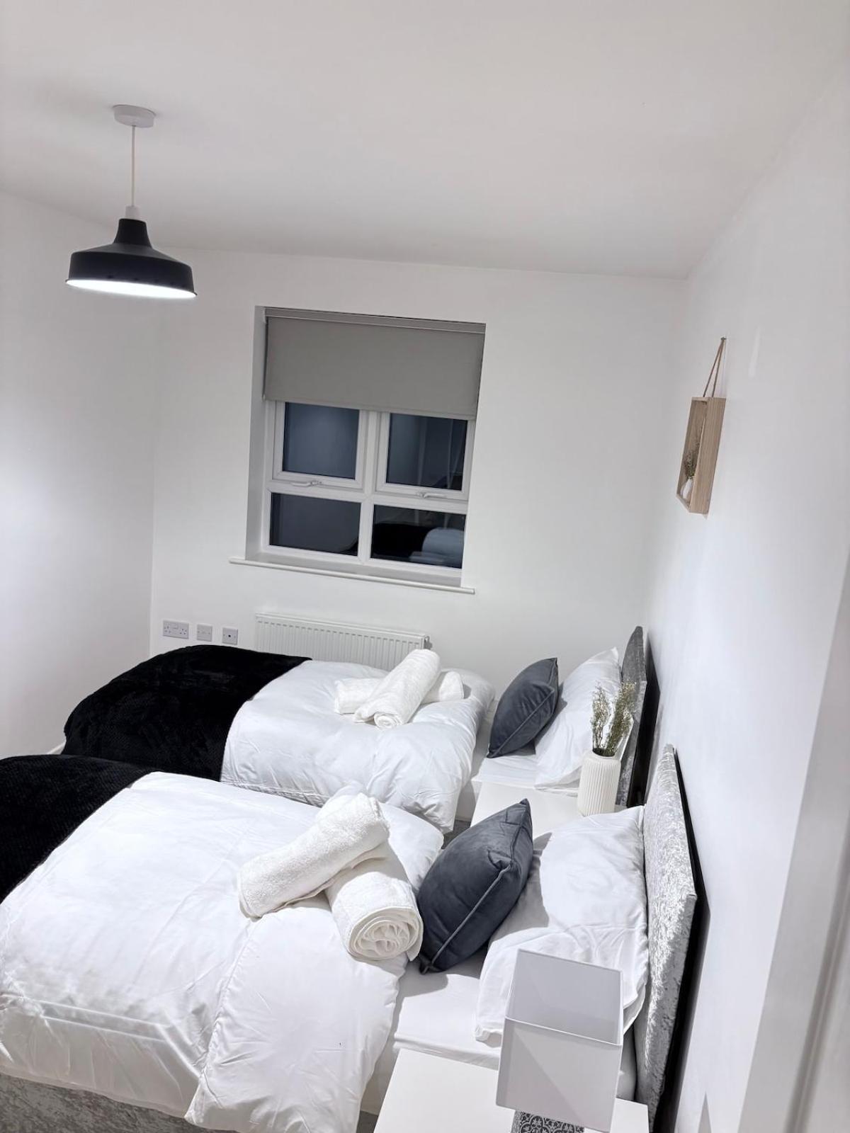 Apartment 2-bedroom 1-bathroom Sheffield, Sleeps Up To 4, 1-double Bed 2-single Beds Open Plan Kitchen With Dining Area And Lounge *