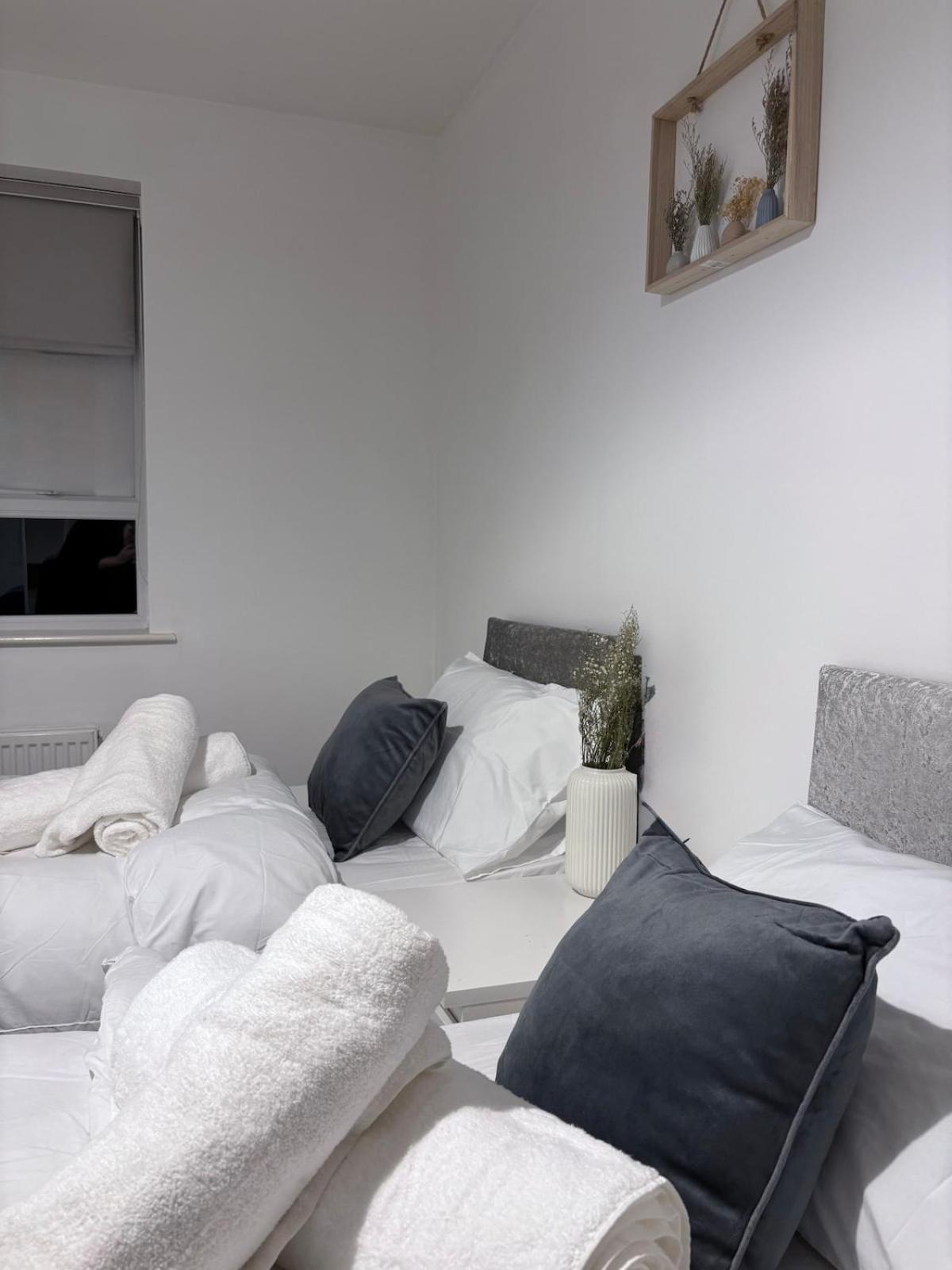 2-bedroom 1-bathroom Sheffield, Sleeps Up To 4, 1-double Bed 2-single Beds Open Plan Kitchen With Dining Area And Lounge * Sheffield