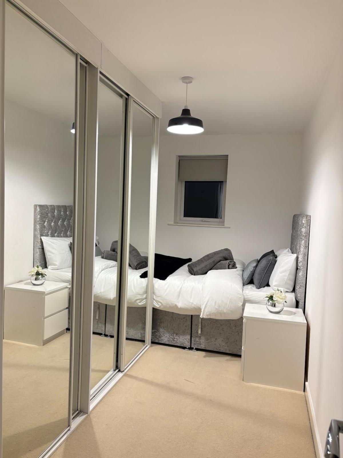 Apartment 2-bedroom 1-bathroom Sheffield, Sleeps Up To 4, 1-double Bed 2-single Beds Open Plan Kitchen With Dining Area And Lounge