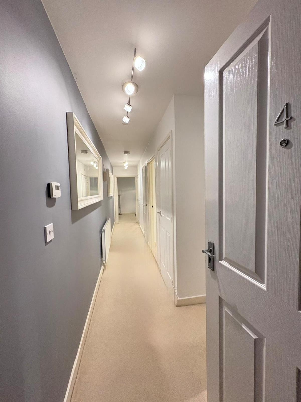 Apartment 2-bedroom 1-bathroom Sheffield, Sleeps Up To 4, 1-double Bed 2-single Beds Open Plan Kitchen With Dining Area And Lounge *
