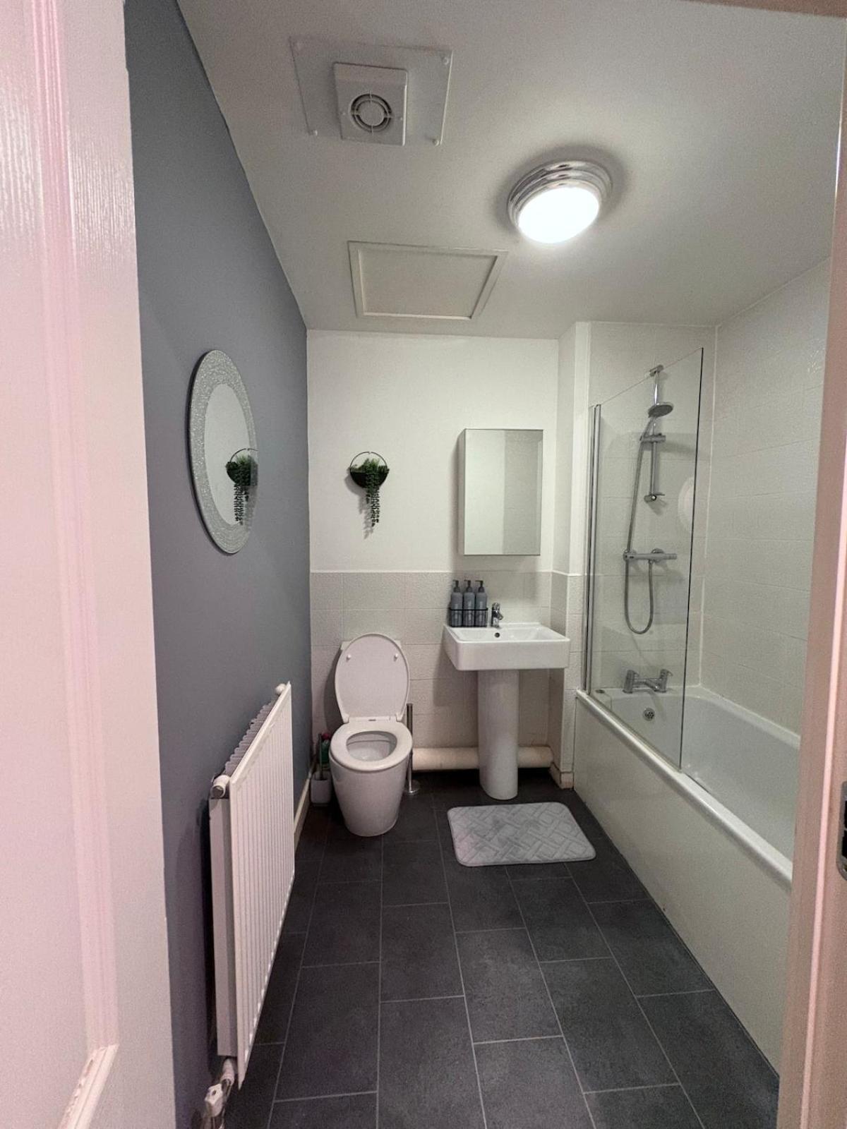 2-bedroom 1-bathroom Sheffield, Sleeps Up To 4, 1-double Bed 2-single Beds Open Plan Kitchen With Dining Area And Lounge *