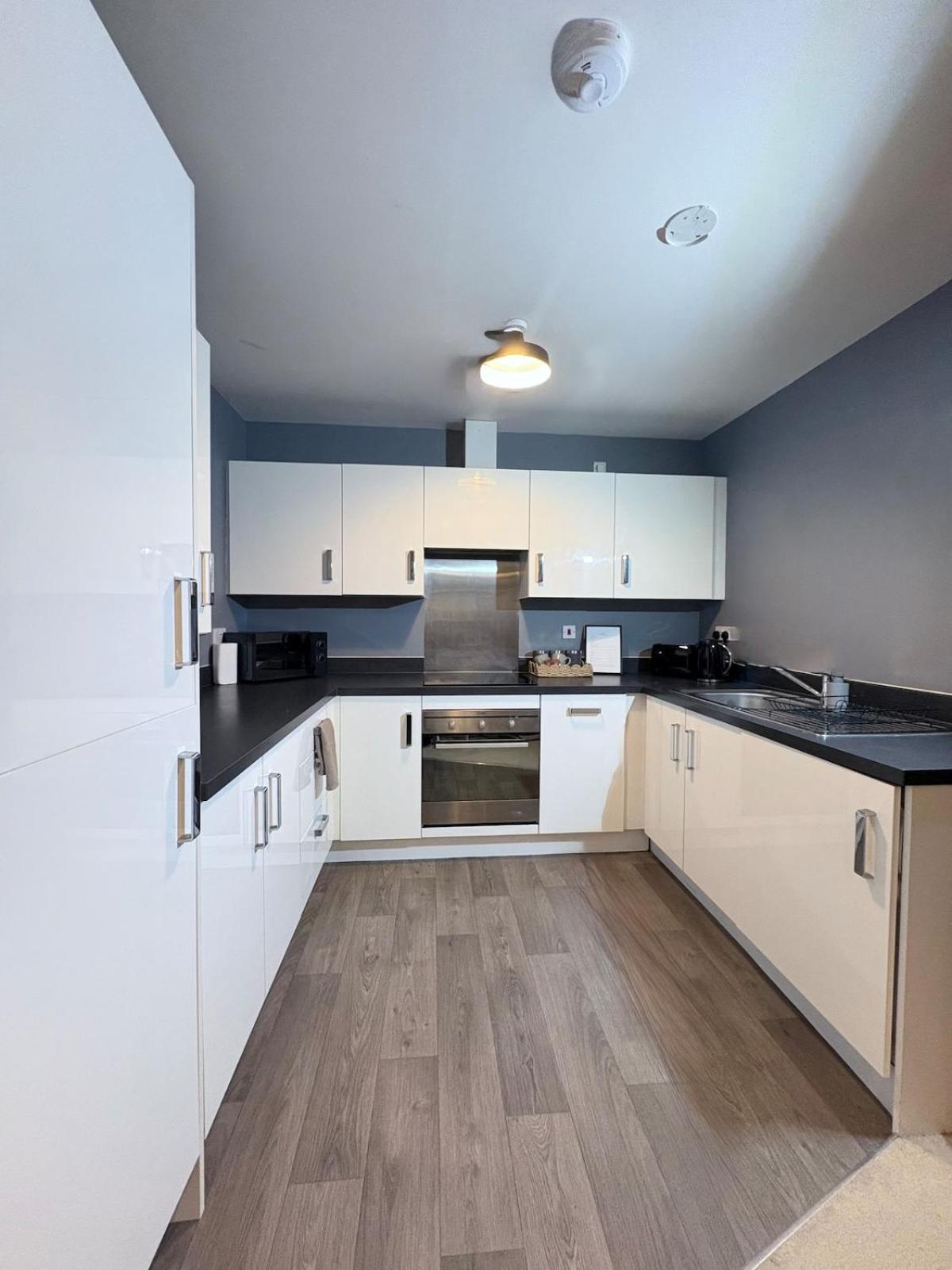 2-bedroom 1-bathroom Sheffield, Sleeps Up To 4, 1-double Bed 2-single Beds Open Plan Kitchen With Dining Area And Lounge Apartment