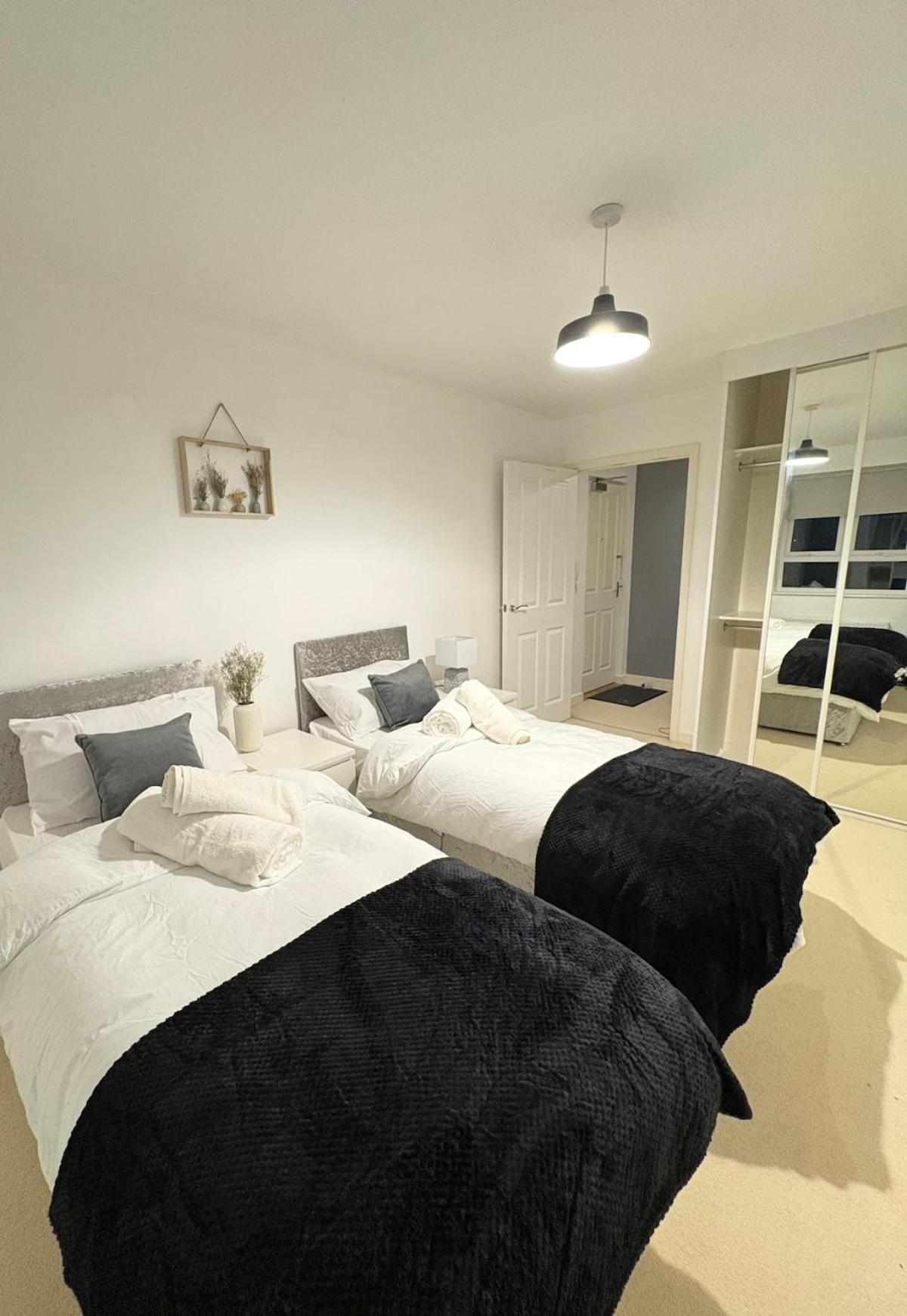 2-bedroom 1-bathroom Sheffield, Sleeps Up To 4, 1-double Bed 2-single Beds Open Plan Kitchen With Dining Area And Lounge *
