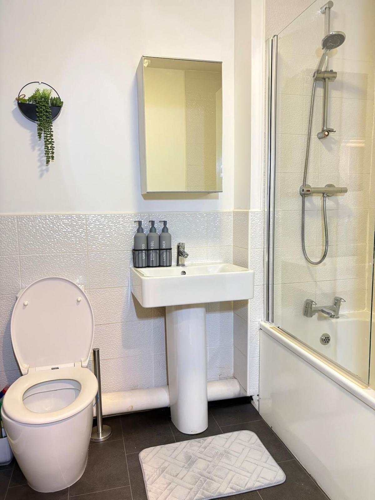 2-bedroom 1-bathroom Sheffield, Sleeps Up To 4, 1-double Bed 2-single Beds Open Plan Kitchen With Dining Area And Lounge Apartment