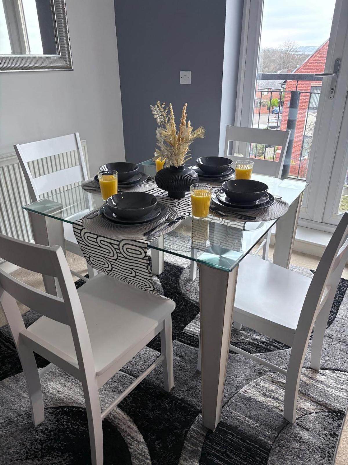 2-bedroom 1-bathroom Sheffield, Sleeps Up To 4, 1-double Bed 2-single Beds Open Plan Kitchen With Dining Area And Lounge Apartment *
